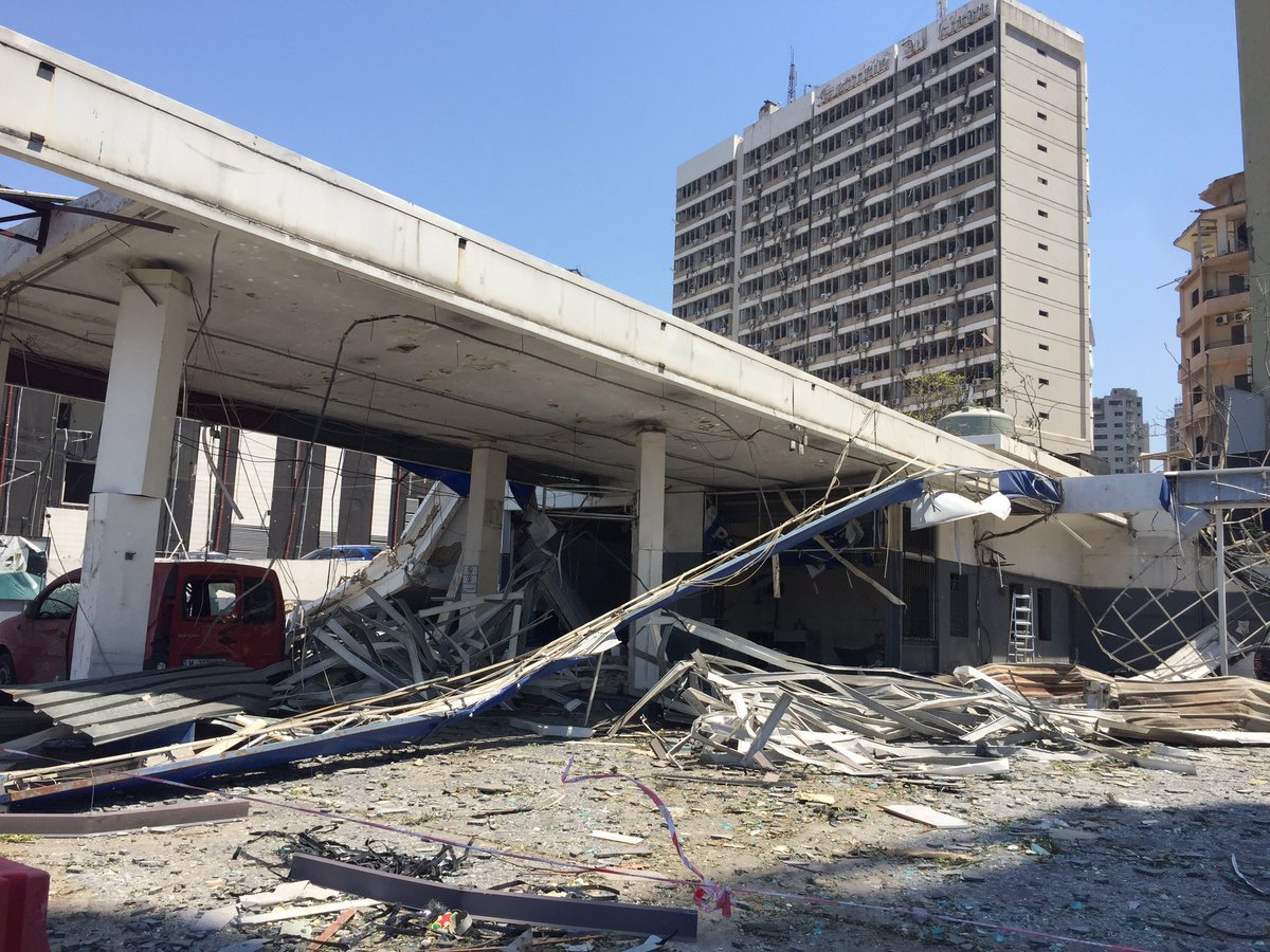 zeinaantonios's tweet photo. Destructions à #beyrouth après l’explosion survenue hier au niceau du port. Dégâts énormes. Choc et tristesse. #liban https://t.co/qKJ4UVtkJF