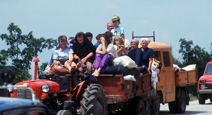 In 1995  #Oluja I reported from  #Bosnia on  #Serb refugees fleeing  #Croatia. Guy 25-ish driving a tractor loaded with women & children shouts “Hey, jounalist, remember me?” I didn’t. “In July 91 [after Struga massacre] you told my commander ‘your parastate [ #Krajina] can’t exist 2/