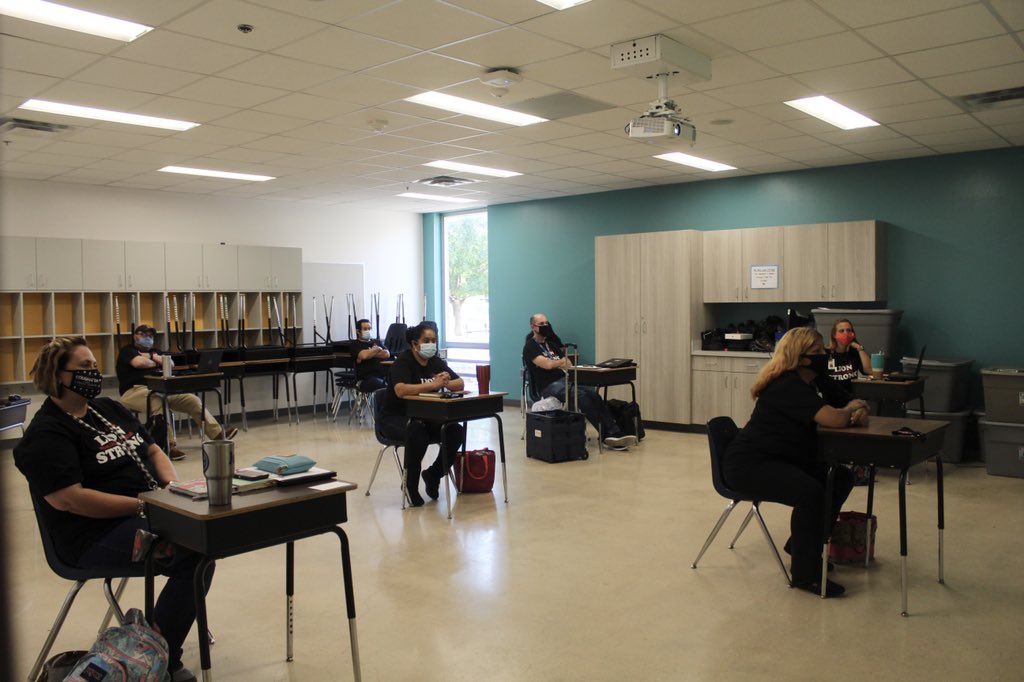 PVpridetweets's tweet photo. Welcome back teachers! #pvlionpride #ecproud https://t.co/u2SbI7mLA8