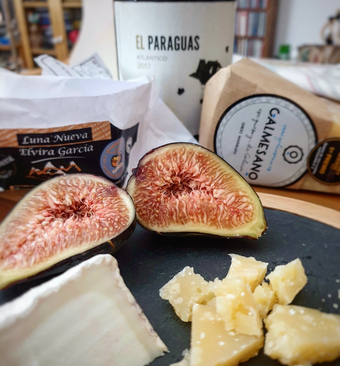 AnaBGonzlezPino's tweet photo. Aprovecha la fruta de temporada para acompañar tus #quesos. Hoy LunaNueva de @QuesosElviraGar y @galmesano para terminar mi comida. Acompaña un #ribeiro de @bodegelparaguas. De escándalo! #estamoscomounqueso  #vivaelqueso #misquesos #abgonzalezpinos #consultoría #formación https://t.co/7IxLiZA1cV