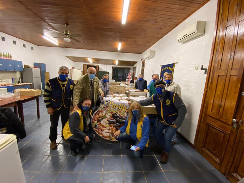 distritoj3's tweet photo. El pasado sábado Club de Leones Montevideo Malvin  nuevamente hizo su tradicional paella solidaria, en esta oportunidad no solamente la vendieron para recaudacion pro obras de su club si no que enviaron tambien al club de leones Durazno para el mismo fin.

#WeServe https://t.co/0jrtzEOYNE