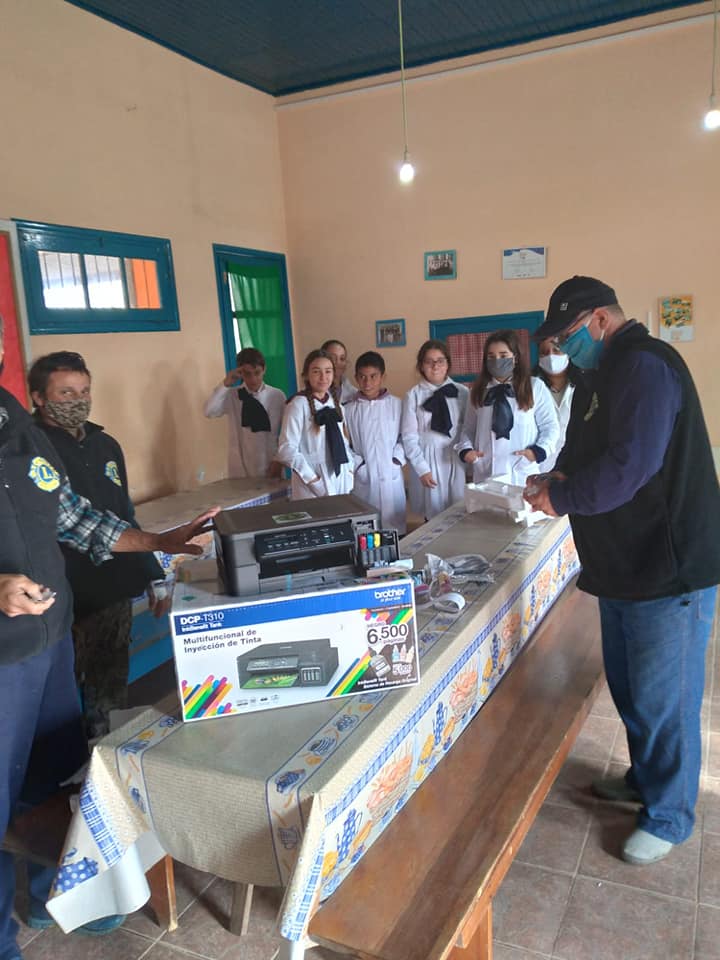 distritoj3's tweet photo. Ante la vuelta a clases el Club de Leones Lascano y su filial San Luis hicieron entrega de una impresora digital a la escuela 17 San Luis de Rocha.

#WeServe #Lions https://t.co/wDxVTjO5gJ