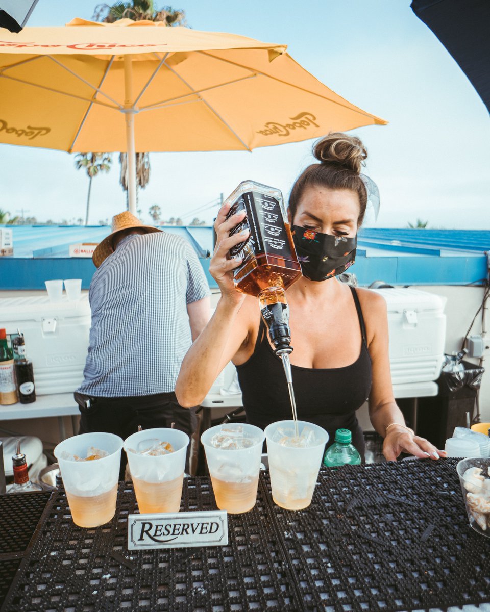 waterbar_sd's tweet photo. Suns out &amp; we're pourin'! What's your favorite summertime cocktail?🍹 Join us by the beach Monday-Friday 11am-10pm &amp; Saturday/Sunday 10am-10pm for brunch!🥂
#DevotedToTheCraft #WaterbarSD https://t.co/Q75t9sT5X6