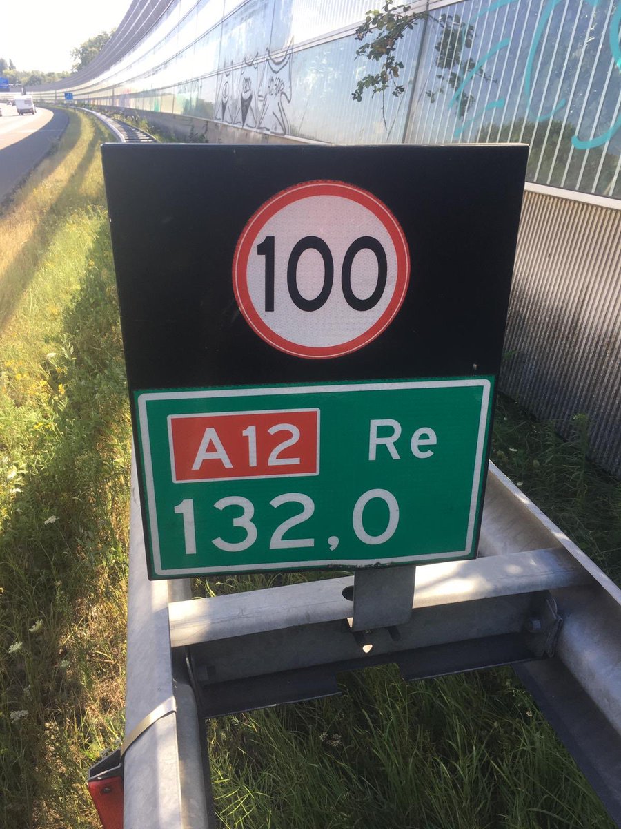 OVD_Harold's tweet photo. Net deze tractor van de snelweg gehaald😳. Deze reed met ongeveer 40 KM/U over rijstrook 3 en dat is MEGA gevaarlijk. We hebben hem onder begeleiding van de snelweg gehaald. https://t.co/dJCi9w3Y2Z