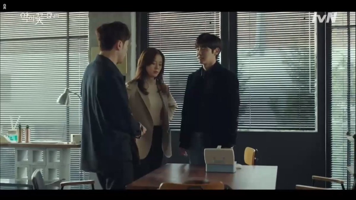 NOT AT CHA JIWON ARRESTING MOOJIN FOR GIVING HEESUNG A TINIE TINY WOUND! HAHAHA. Moojin is obviously more hurt than her husband. She's so whipped I cannot!!!  #FlowerOfEvil