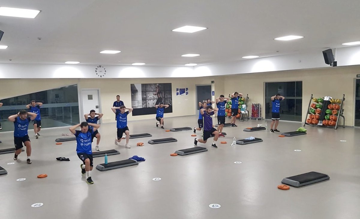 InterJaen's tweet photo. 🏋🏻♂️👟⚽️ Ayer arrancó pretemporada nuestro #InterSenior en @TSEASIfpForus para prepar la plantilla de cara a la temporada 20/21. Alegría por el reencuentro, caras nuevas y otras que continúan para formar un bloque competitivo, mucha motivación y ganas de fútbol.
💙🖤 #ForzaInter https://t.co/liEFaUi7Sb