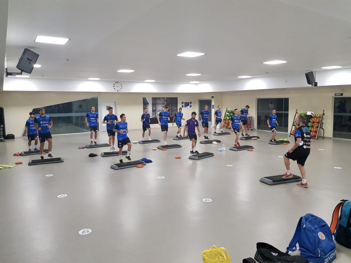 InterJaen's tweet photo. 🏋🏻♂️👟⚽️ Ayer arrancó pretemporada nuestro #InterSenior en @TSEASIfpForus para prepar la plantilla de cara a la temporada 20/21. Alegría por el reencuentro, caras nuevas y otras que continúan para formar un bloque competitivo, mucha motivación y ganas de fútbol.
💙🖤 #ForzaInter https://t.co/liEFaUi7Sb