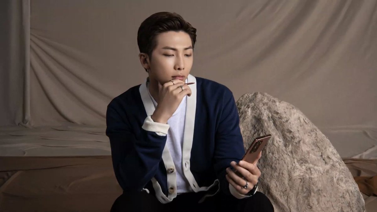 breadchim's tweet photo. do i get that man too if i buy the phone or https://t.co/qFrzbV3zAC