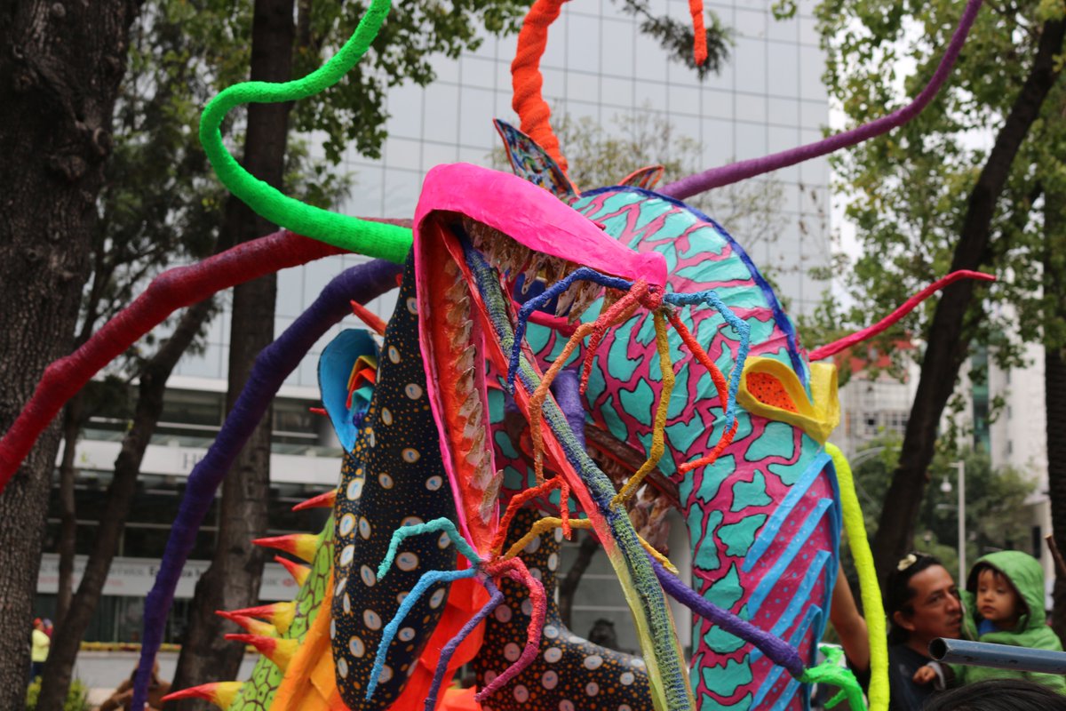#FelizMiercoles Alebrijes son una forma de arte de cartonería que consiste en hacer figuras fantásticas con colores llamativos y cada año en CDMX se hace un gran desfile  con estos llamados Alebrijes monumentales.