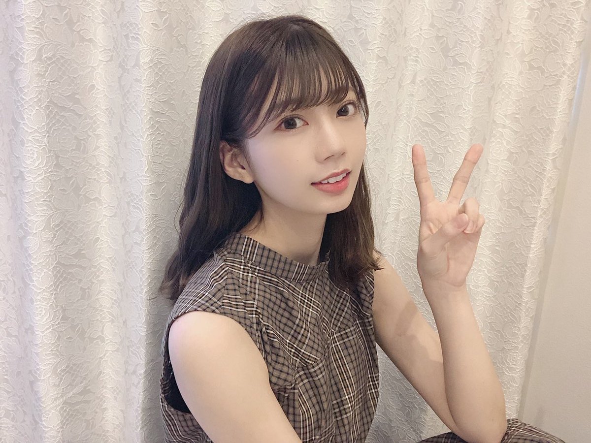 高本彩花生誕祭実行委員会21 A Twitter ブログ更新 本棚 最近は鬼滅の刃にハマってるようですね ひよたんから借りて読みまくってるそうな 笑 新しいsnidelのワンピースもとっても似合ってて可愛いですね 高本彩花 高本生誕 T Co