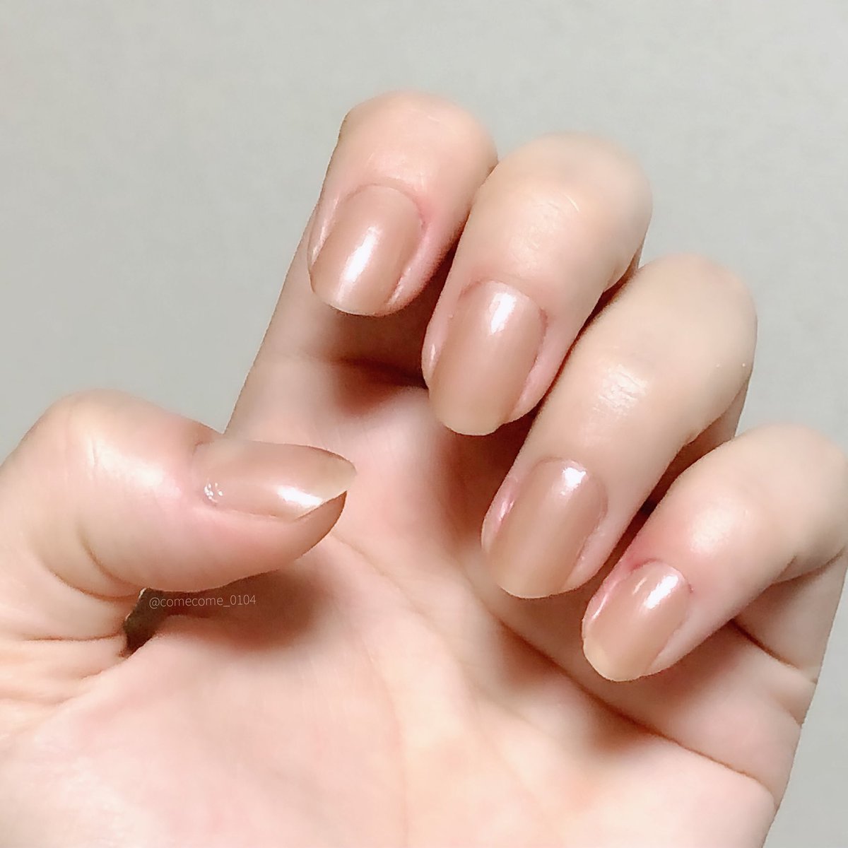 もち コスメ垢 コスメ購入品 ルナソル ネイルポリッシュ 08 Sandy Beige 年秋コレの新色 艶っとした ピンクベージュネイル 繊細な青みあるシルバーパールの輝きが爪を艶やかに魅せるし 上品だけど重ねるほど色に深みが出る お洒落 肌なじみが良い