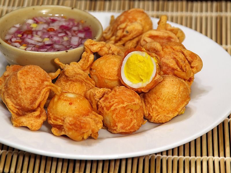 tw//foodSeoho as Kwek-kwek(tokneneng).Tokneneng is a tempura-like Filipino street food made by deep-frying orange batter covered hard-boiled eggs. #원어스  #COME_BACK  #LIVED  @official_ONEUS