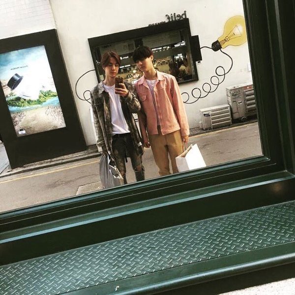 whOisdOyOung's tweet photo. shopping buddies 🛍 

#Happy805day
#아기사자즈_승연이보_생일축하해
#HAPPY_AUGU5T_WOODZ
#805WishesforYibo https://t.co/z5Vfj5uIsk