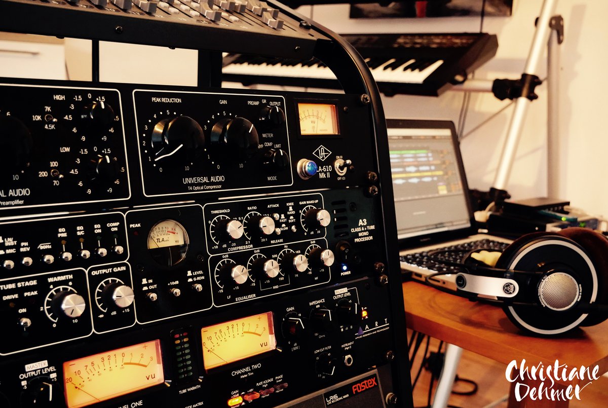 Christiane__De's tweet photo. Technik für die Aufnahmen von Synthesizern, Piano und Gesang: für die Songs zur EP „Zusammen“, die bald erscheint🎶😊 Ich freu mich schon auf die EP 😍 und halte Euch auf dem Laufenden😎 Einen schönen Sommertag Euch!
https://t.co/KPe8WnFBqm #EP_Zusammen https://t.co/tWtu5T2Tyh