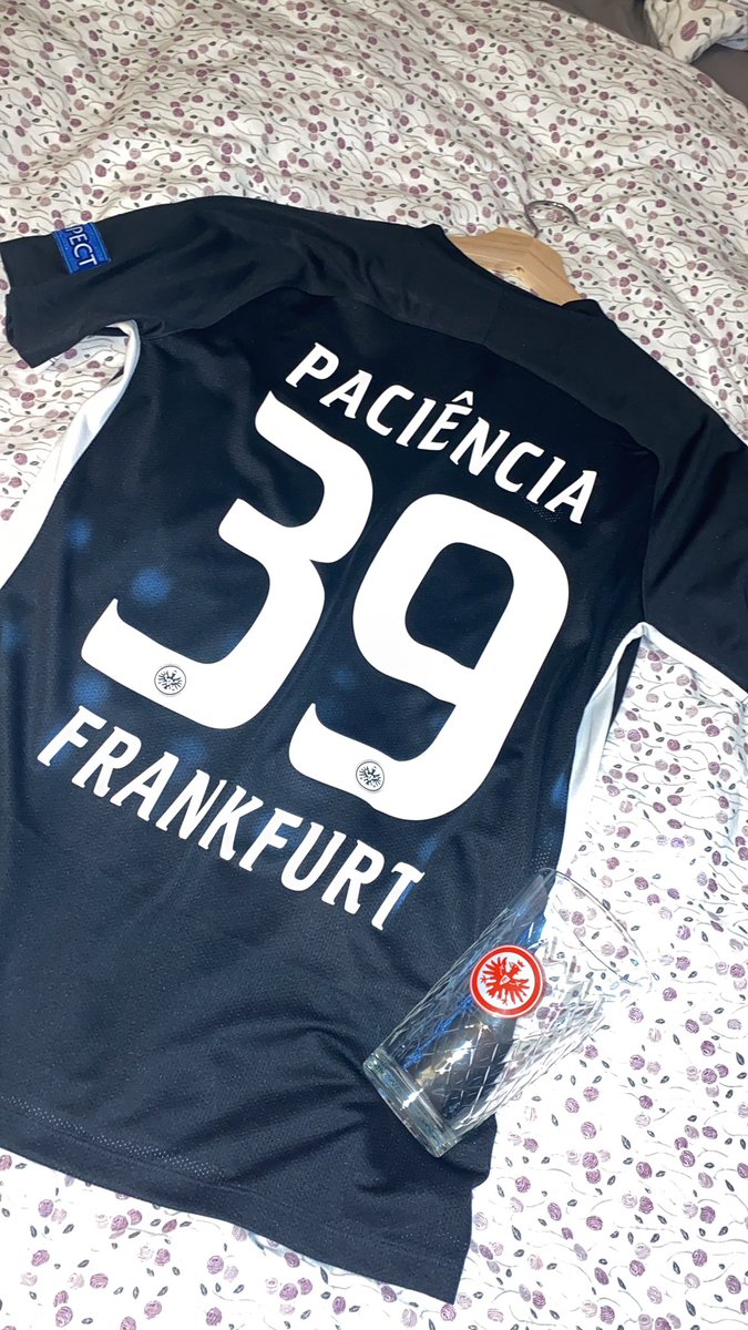 Marvin180Simmi's tweet photo. So mein Euro League Trikot habe ich auch endlich mal beflocken lassen😂 #SGE #EintrachtFrankfurt @gpaciencia9 #GP39 https://t.co/iba9MS2NnT