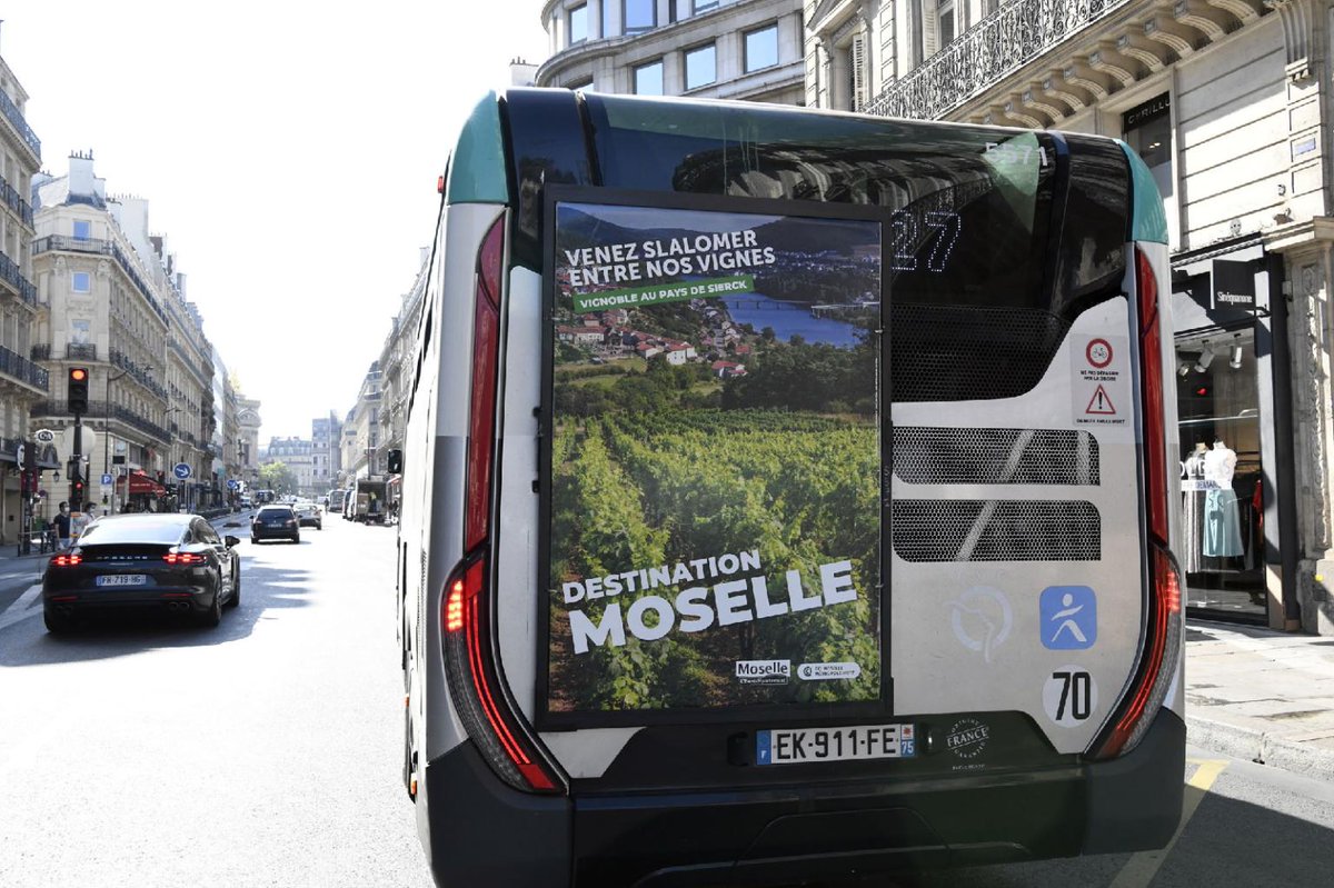 La #Moselle à Paris !
Cet été, découvrez les vignes au pays de Sierck, les forêts du pays de #Bitche &amp; d'autres encore ! 😁
La campagne #DestinationMoselle est visible dans tout le Grand-Est, au #Luxembourg, #Belgique &amp; #Allemagne
#CetEteJeVisiteLaFrance
<a href="/MoselleCD57/">Département Moselle</a> <a href="/CCI_Moselle/">CCI MOSELLE</a>