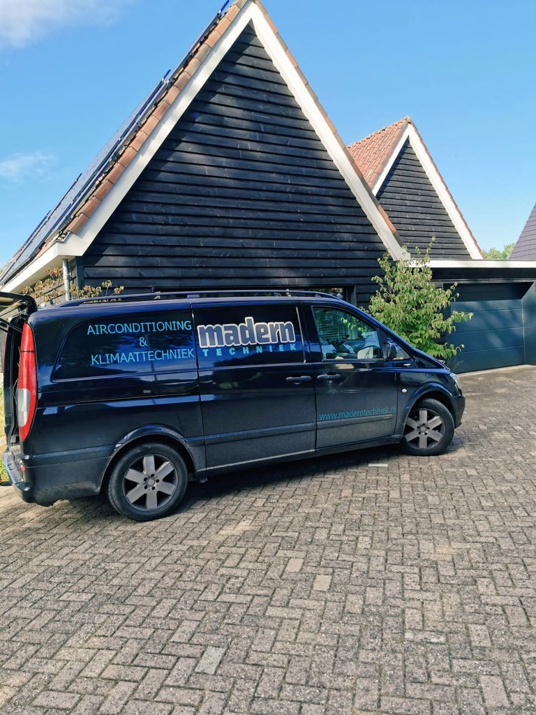 MadernTechniek's tweet photo. Manuel bedankt voor het plaatsen van de airco in onze woonkamer, zijn er klaar voor de hittegolf #Madern Techniek. https://t.co/If7Dwu49xM