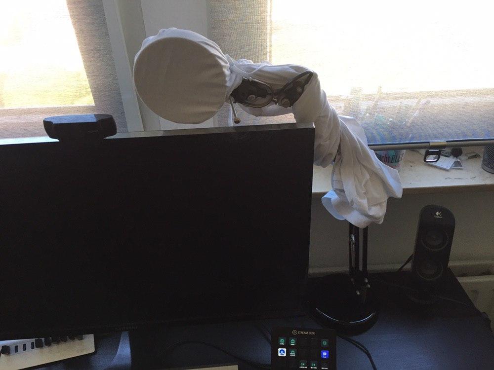 Prev2o's tweet photo. Frei nach dem Motto "Wenn es dumm ist aber funktioniert, ist es nicht dumm" Präsentiere ich mit Stolz meine neue Streambeleuchtung (alias Schreibtischlampe + altes T-Shirt + Schnürsenkel). Die Idee kam mir gestern spontan im Stream und es funktioniert erstaunlich gut. #streamer https://t.co/AMFKhYBPOV