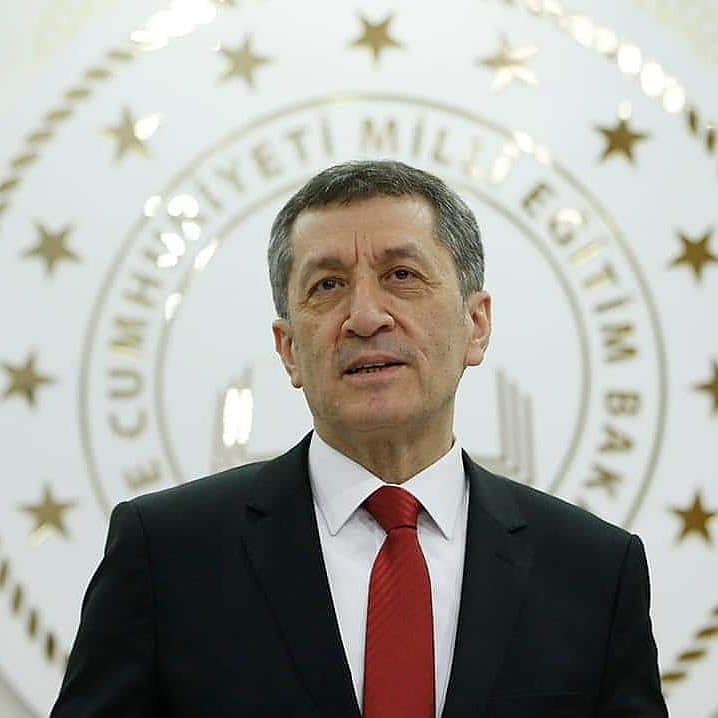 MersinMEM's tweet photo. Milli Eğitim Bakanımız Sn.Ziya SELÇUK:
"Çocukları ve yetişkinleri bayramda denizde, plajda, parkta, sokakta bu kadar yakın temaslı maskesiz görmek üzücü. 'Okulları birlikte açacağız' diyoruz. Bunun için gerçekten çabalayamaz mıyız?"
@tcmeb https://t.co/ioujo4F5xW