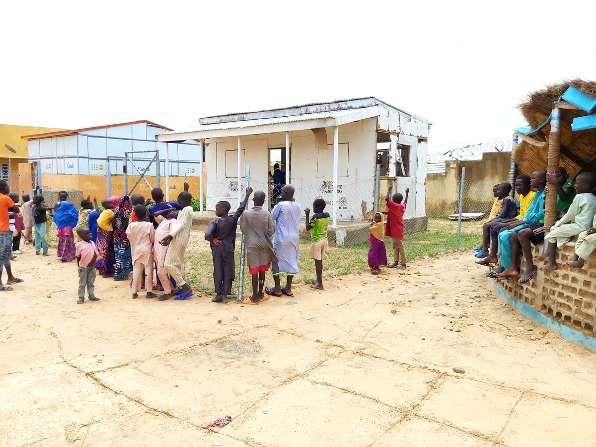 US_Koondeely's tweet photo. This pictures are PRICELESS!

Some children in Gubio IDP camp Maiduguri waiting at an @ICRC_Nigeria antenna to share one of the most important moments of their friend's life. The day he gets to have a video call with his father after 5 long years of separation!
#Humanity https://t.co/5mLcQYJVPq