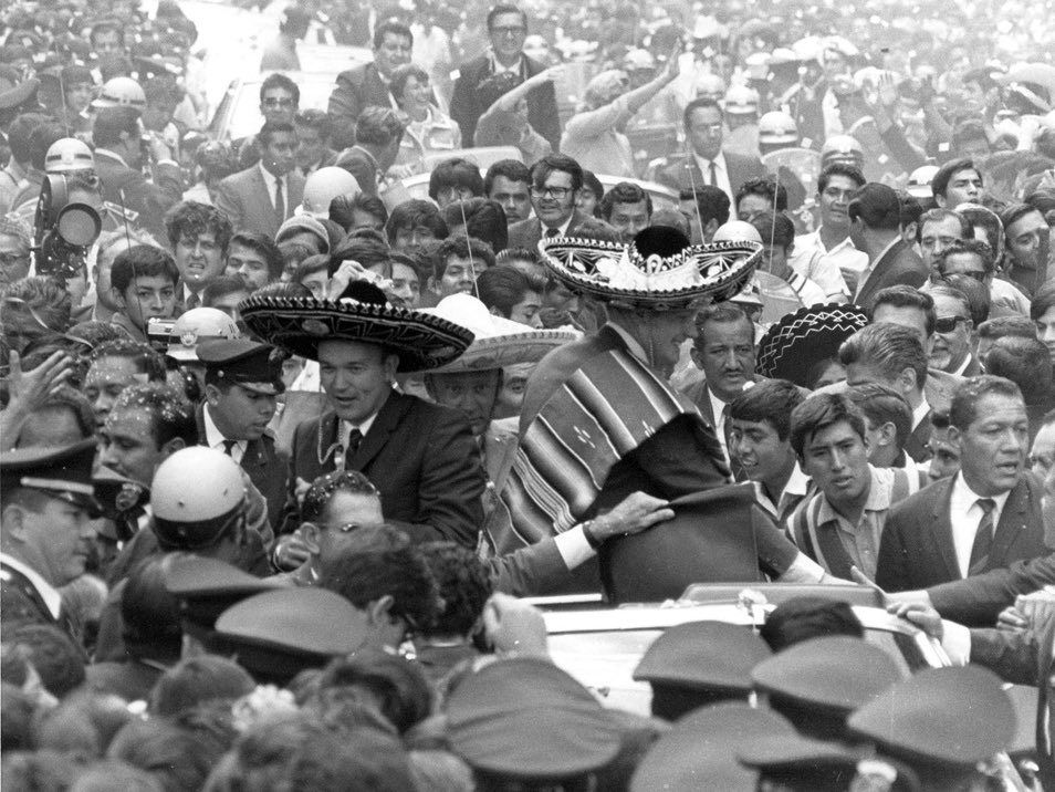 USAmbMex's tweet image. Hoy hubiera cumplido 90 años el astronauta Neil Armstrong, primer ser humano en pisar la luna, quien falleció en el 2012. Gran héroe de toda la humanidad. Lo recibieron con mucho entusiasmo en México en septiembre de 1969, 2 meses después del histórico viaje. #HistoriaCompartida