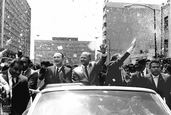 USAmbMex's tweet image. Hoy hubiera cumplido 90 años el astronauta Neil Armstrong, primer ser humano en pisar la luna, quien falleció en el 2012. Gran héroe de toda la humanidad. Lo recibieron con mucho entusiasmo en México en septiembre de 1969, 2 meses después del histórico viaje. #HistoriaCompartida