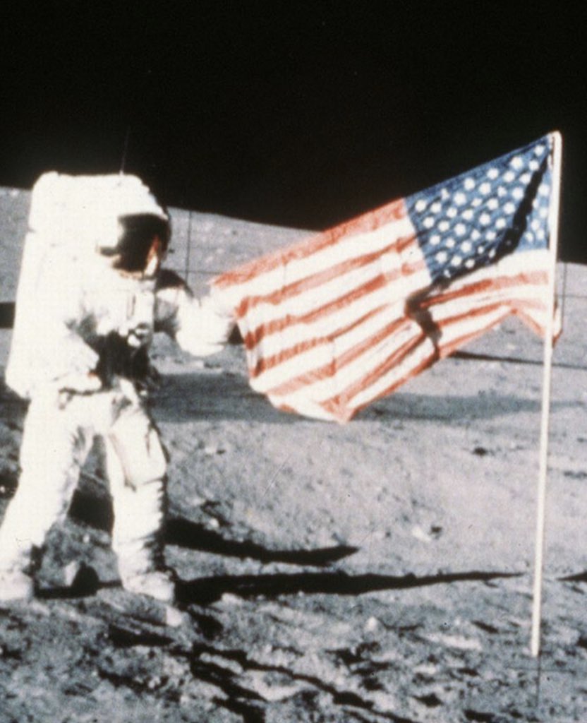 USAmbMex's tweet image. Hoy hubiera cumplido 90 años el astronauta Neil Armstrong, primer ser humano en pisar la luna, quien falleció en el 2012. Gran héroe de toda la humanidad. Lo recibieron con mucho entusiasmo en México en septiembre de 1969, 2 meses después del histórico viaje. #HistoriaCompartida