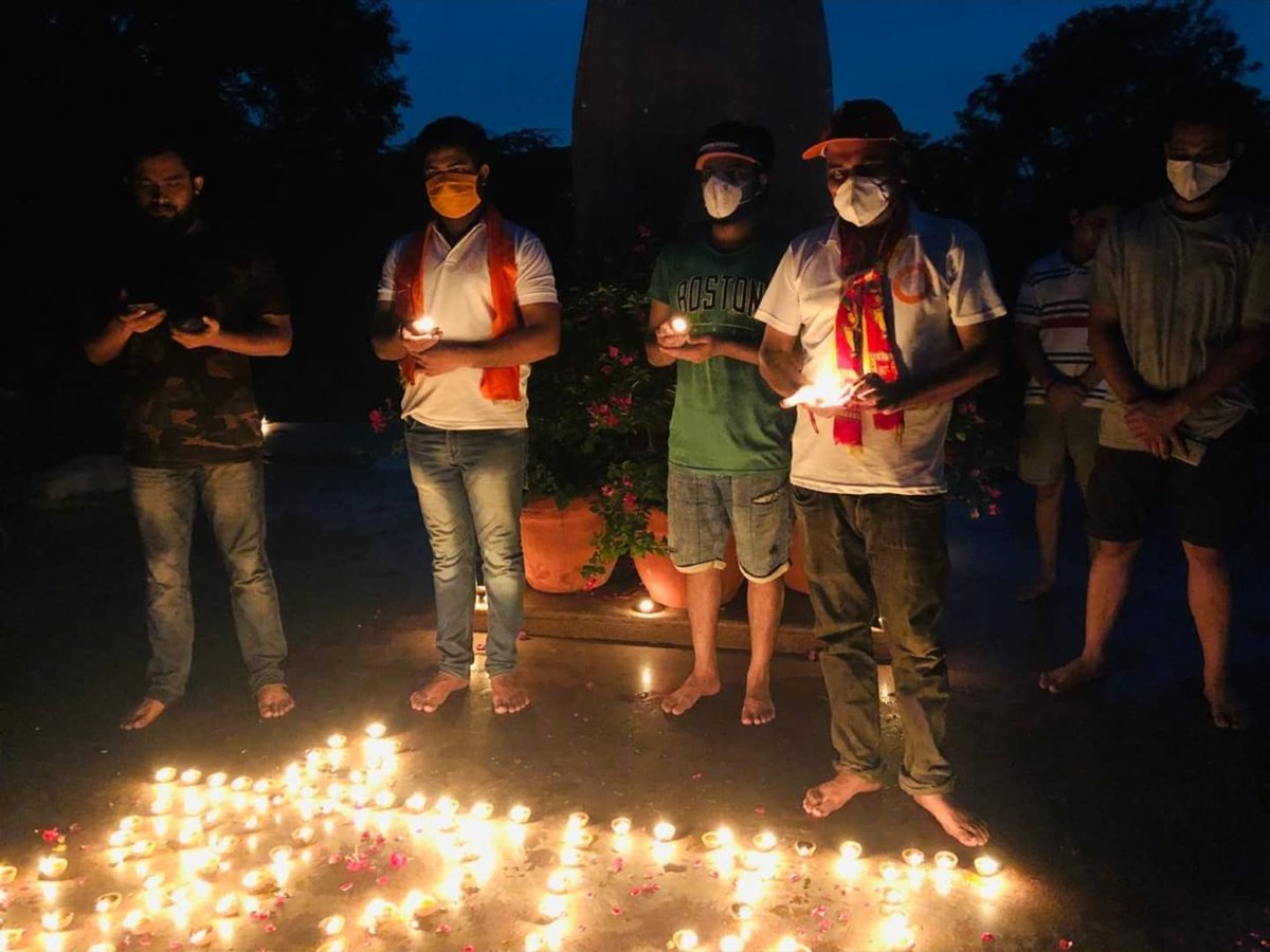 abvpjnu's tweet photo. जेएनयू भी बोले जय श्री राम।
जेएनयू में अभाविप कार्यकर्ताओं ने इस शुभ दिन पर दीए जलाकर प्रभु श्री राम का स्मरण किया। 

@ABVPVoice https://t.co/8RlYwhXqlr