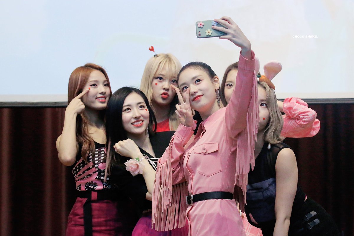 I can’t believe it’s already been a year... happy anniversary @FENT_FANATICS!🌈🌷💕
#Fanatics1stAnniversary