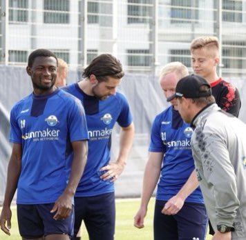 SCPaderbornFR's tweet photo. L’entraînement avec le directeur! 😅

#SCP07 #Paderborn 🔵⚫️⚪️ https://t.co/lBuKeCBwyU
