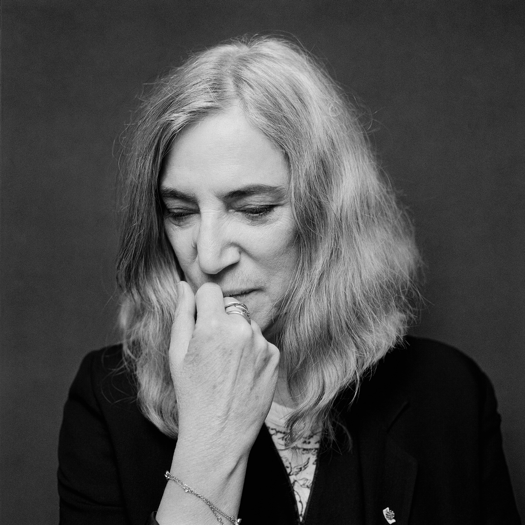 diceitaly's tweet photo. L'unica performance di Patti Smith del 2020 sarà il mese prossimo in streaming. L’artista leggerà degli estratti dal suo libro #YearoftheMonkey e suonerà alcune delle sue canzoni con lo storico compagno di band Tony Shanahan. In vendita questo venerdì. ➡️ https://t.co/isBpgiU7SG https://t.co/cLEZ9Gkm0r