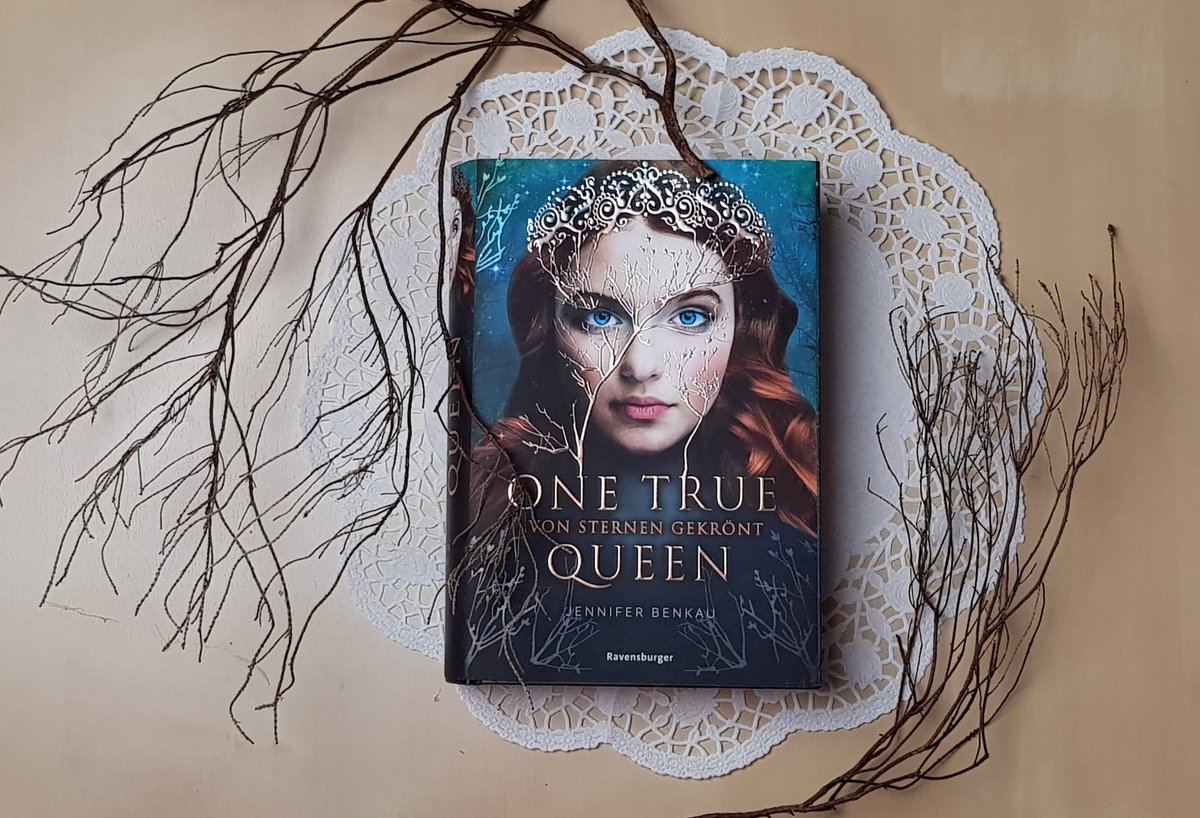 Favola_liest's tweet photo. ein Fantasy-Schmöker, den man gelesen haben muss: https://t.co/ISsfPHpxZX @RavensburgerBVL #OneTrueQueen #JenniferBenkau #Lesehighlight https://t.co/XL74MAUItA
