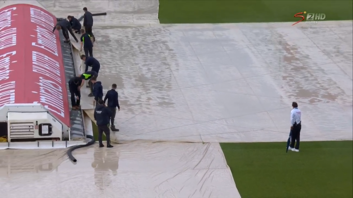 FlashCric's tweet photo. Some movement in the middle as the ground staff begin the clean up. 

Hopefully some cricket to come! 

LIVE #ENGvPAK COMMS: 

👉https://t.co/TemEoDJzlx 👈 https://t.co/5zUUunXvLw