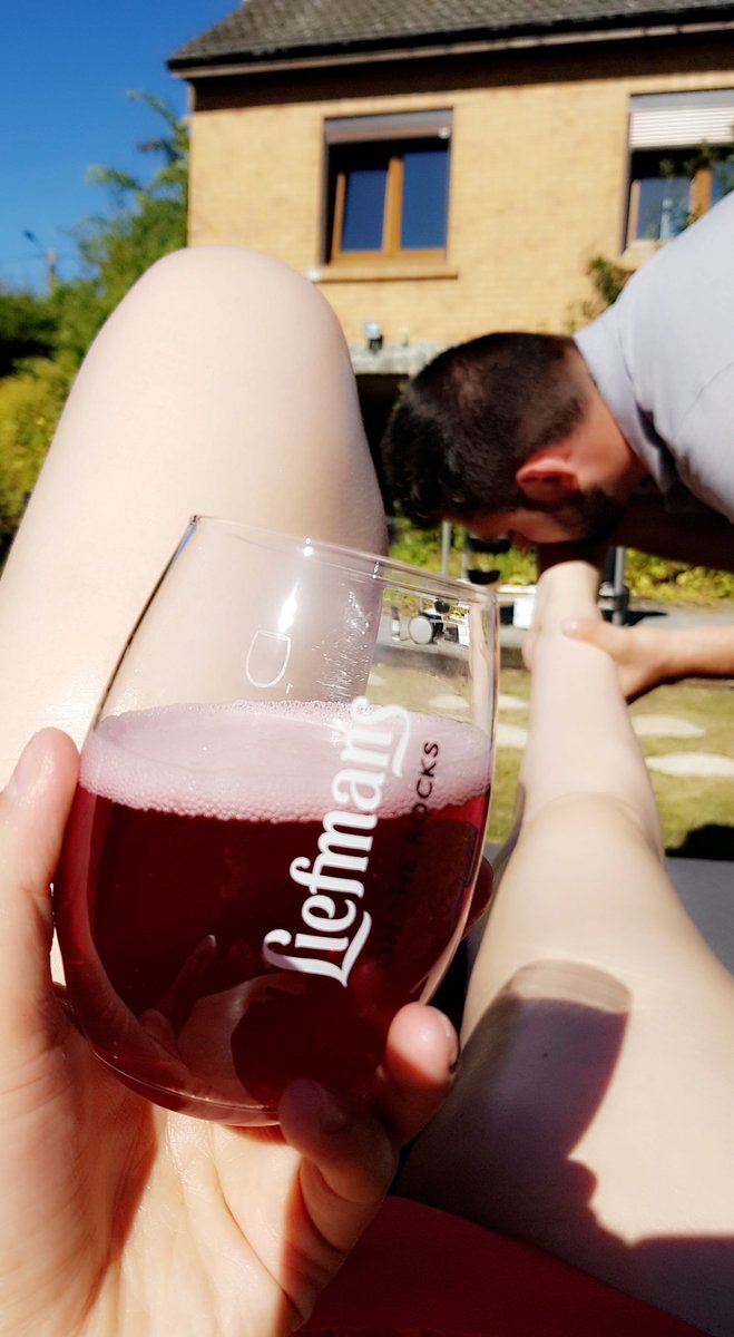 libre_couple's tweet photo. Madame ce met bien pendant que son soumis lui bouffe les pieds 🤗🙊 
#soleil #chaleur #bronzage #feetpictures #coquin https://t.co/e6Z8RiWUlf