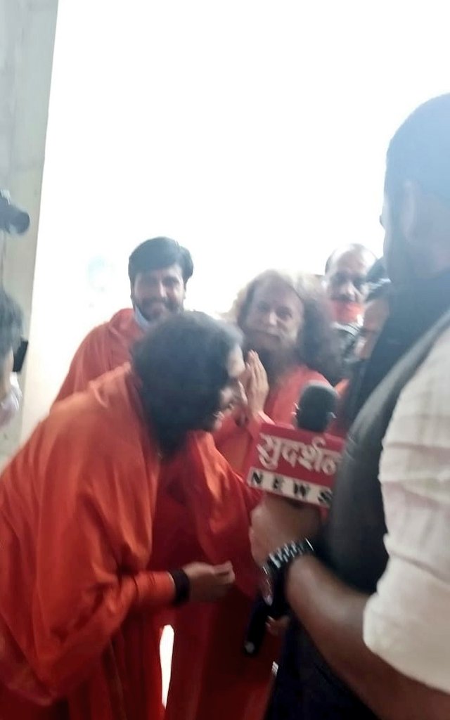 divyabharatt's tweet photo. आज प्रातः योग ऋषि परम् पूज्य स्वामी रामदेव जी व पूज्य दीदी साध्वी ऋतम्भरा जी व पूज्य संत गण के साथ। 
पूज्य @swamimaheshyogi  जी ।
#SwamiMaheshYogi | #Ayodhya https://t.co/D5xsrtScND
