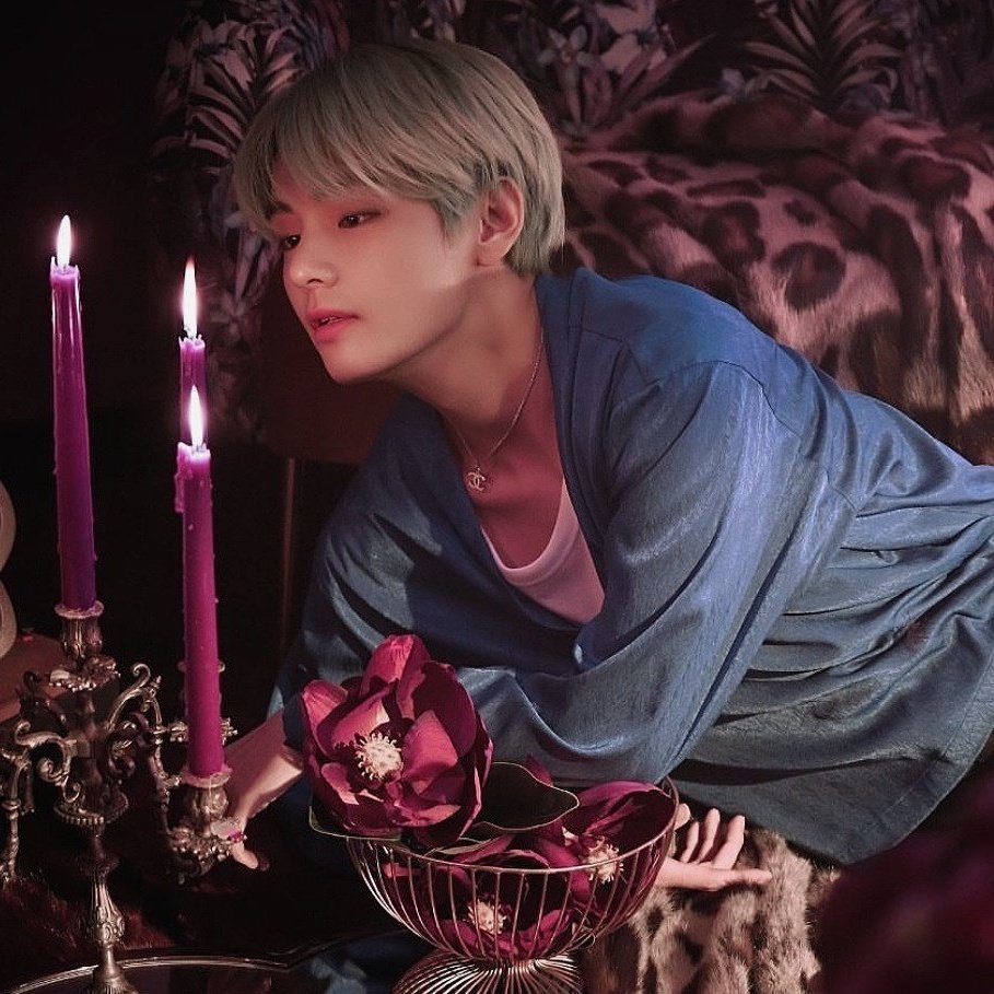 vTAETAE1995v's tweet photo. 핸드폰 없는                                   향수 없는
핸드폰 광고                                   향수 광고 https://t.co/rSpkIn6pN0