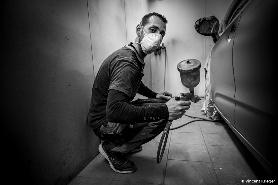 DansTempete's tweet photo. Manuel Dos Santos et son équipe assurent les gestes barrières dans leur garage et dans leur atelier pour continuer leur activité. Commerçants dans la tempête est réalisé en partenariat avec @AG2RLMbranches 
#culturebranches https://t.co/IgToSVLYRd
