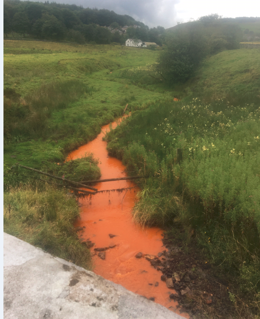 EnvAgencyMids's tweet photo. We are aware River Wye in #Buxton #Derbyshire has in parts been discoloured orange. This is due to groundwater naturally picking up iron from old mine workings. We are not aware of any significant harm to wildlife or environment. If people have concerns call hotline 0800-80-70-60 https://t.co/dp82hUIaob