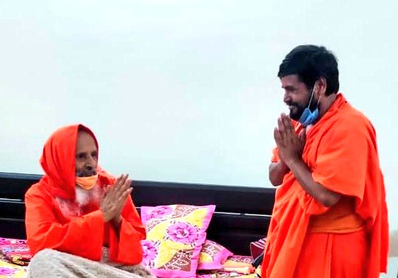 divyabharatt's tweet photo. वृंदावन की पावन भूमि से पधारें पूज्य दीदी साध्वी ऋतम्भरा जी के पूज्य गुरुदेव के दर्शन कर अवध की पवित्र भूमि पर स्वागत अभिनन्दन करते हुये परम् पूज्य @swamimaheshyogi
 जी 
अवध की धरती पर स्वागत है.अभिनन्दन है..
#Ayodhya | #AyodhyaRamMandir | https://t.co/3a1kPzPOPo