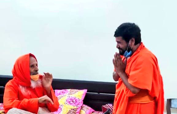 divyabharatt's tweet photo. वृंदावन की पावन भूमि से पधारें पूज्य दीदी साध्वी ऋतम्भरा जी के पूज्य गुरुदेव के दर्शन कर अवध की पवित्र भूमि पर स्वागत अभिनन्दन करते हुये परम् पूज्य @swamimaheshyogi
 जी 
अवध की धरती पर स्वागत है.अभिनन्दन है..
#Ayodhya | #AyodhyaRamMandir | https://t.co/3a1kPzPOPo