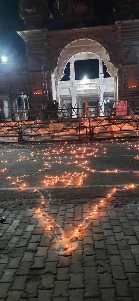 KapilShrimali's tweet photo. #ShriSanwliyaSeth मंदिर के बाहर आज #दीपावली जैसा नज़ारा.... ग्रामवासियों में जलाए #दीप
#RamMandirBhumiPujan #RamMandirBegins https://t.co/urkiS9oA6l