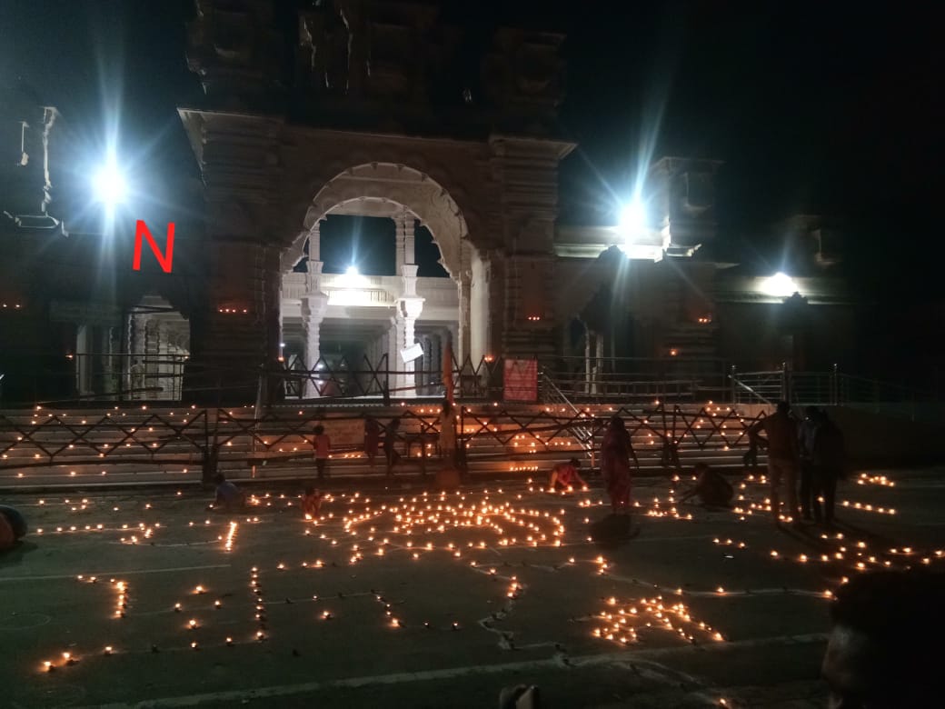 KapilShrimali's tweet photo. #ShriSanwliyaSeth मंदिर के बाहर आज #दीपावली जैसा नज़ारा.... ग्रामवासियों में जलाए #दीप
#RamMandirBhumiPujan #RamMandirBegins https://t.co/urkiS9oA6l