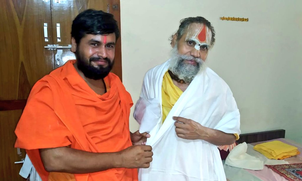divyabharatt's tweet photo. प्रदेश महामंत्री संत सभा दिल्ली महामंडलेश्वर नवल किशोर दास जी का अंगवस्त्र भेंट कर अयोध्या की धरती पर स्वागत अभिनन्दन की परम पूज्य @swamimaheshyogi
 जी।
#Ayodhya | #AyodhyaBhoomipoojan |#AyodhyaRamTemple https://t.co/21EMRK2zBR