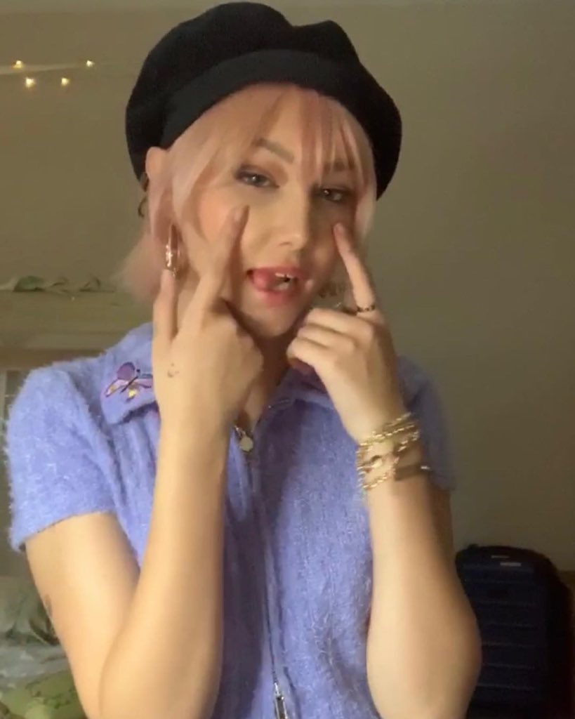 onlybeforgrace's tweet photo. look at her she's so cute https://t.co/Z0DoMnRNKU