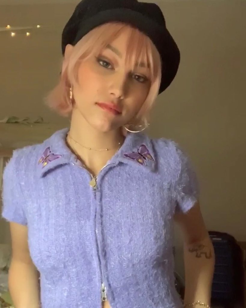 onlybeforgrace's tweet photo. look at her she's so cute https://t.co/Z0DoMnRNKU
