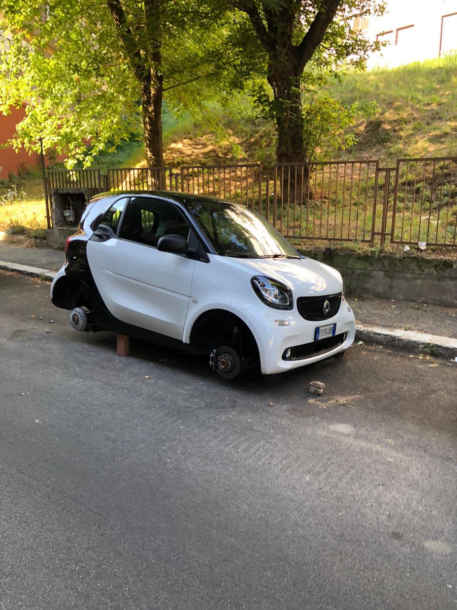 Marcopalmaxv's tweet image. 18 gennaio 2019 Via Lupatelli
23 maggio 2019 Via Ribotti 
oggi Via Fuggetta 

in #smartwetrust (ma così tanto per ... dire) @Urloweb @tempoweb @rep_roma @TgrRaiLazio @IlMsgitRoma @corriereroma @AnsaRomaLazio @romafaschifo @RiprendRoma @battaglia_persa #Roma #libici #tempilibici