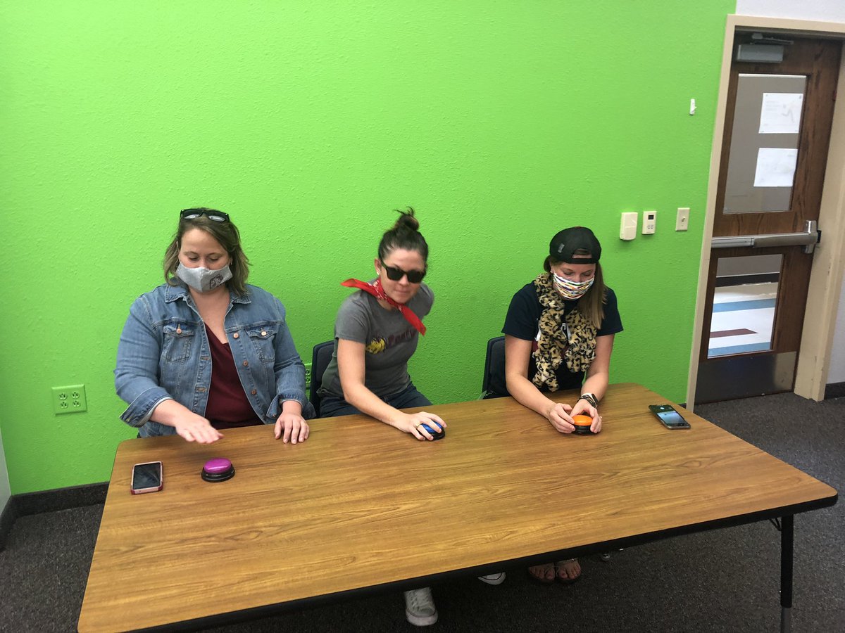 ValdesNativ's tweet image. Love the admin team @LewisvilleES #ponystrong