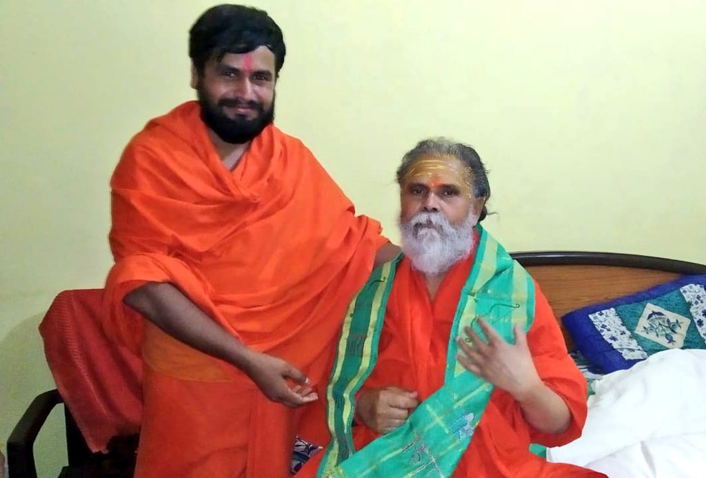 divyabharatt's tweet photo. प्रयागराज की पावन भूमि से पधारें अखाड़ा परिषद के अध्यक्ष प्रातः वंदनीय परम् पूज्य नरेन्द्र गिरी जी महराज का अवध की पवित्र भूमि पर राम नाम का पटका भेंट कर अभिनन्दन कर सानिध्य प्राप्त की पूज्य @swamimaheshyogi जी
अवध की धरती पर स्वागत है.अभिनन्दन है..
#Ayodhya | #AyodhyaRamMandir https://t.co/y03x9pDpss