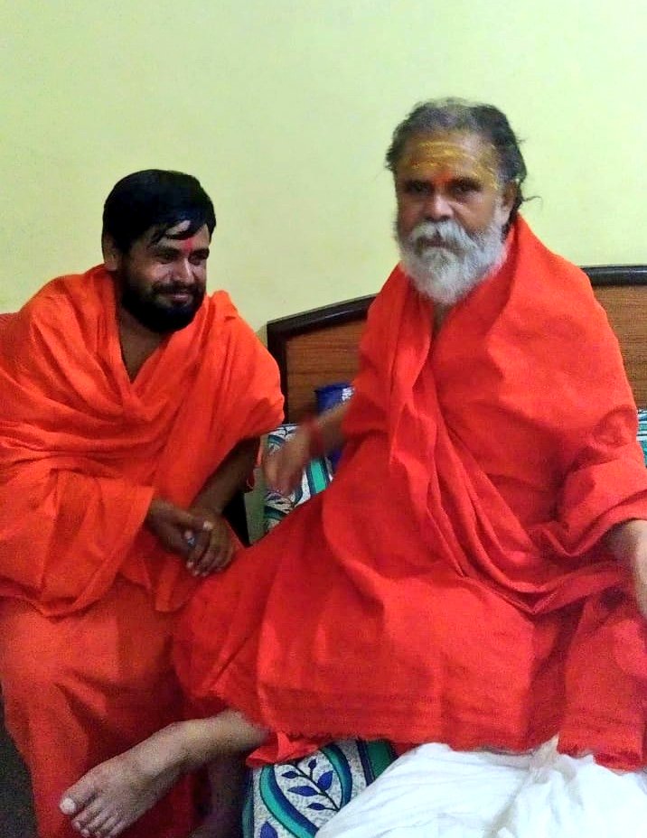 divyabharatt's tweet photo. प्रयागराज की पावन भूमि से पधारें अखाड़ा परिषद के अध्यक्ष प्रातः वंदनीय परम् पूज्य नरेन्द्र गिरी जी महराज का अवध की पवित्र भूमि पर राम नाम का पटका भेंट कर अभिनन्दन कर सानिध्य प्राप्त की पूज्य @swamimaheshyogi जी
अवध की धरती पर स्वागत है.अभिनन्दन है..
#Ayodhya | #AyodhyaRamMandir https://t.co/y03x9pDpss