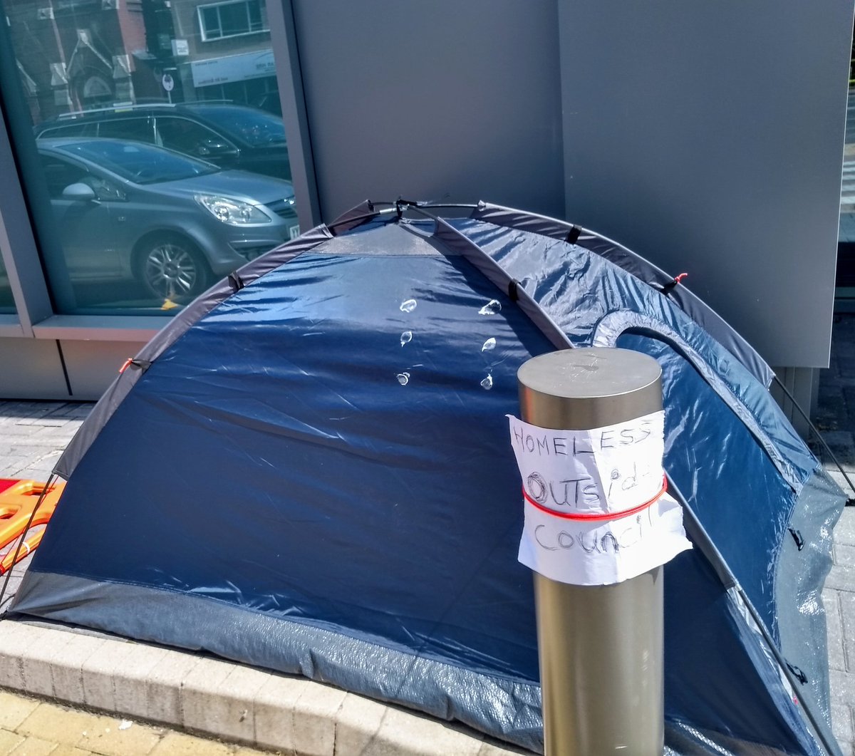 SloughOutreach's tweet photo. #SloughToday Homeless man has setup a tent outside the new @SloughCouncil offices #ObservatoryHouse, protesting that he's not being supported.
@SloughOutreach has provided hot food, essentials and refreshments.
#PleaseHelp 🙏🏼 @TanDhesi @GraceW_BM
@sloughobserver
@BBCBerkshire https://t.co/Sl9W9E7TvY